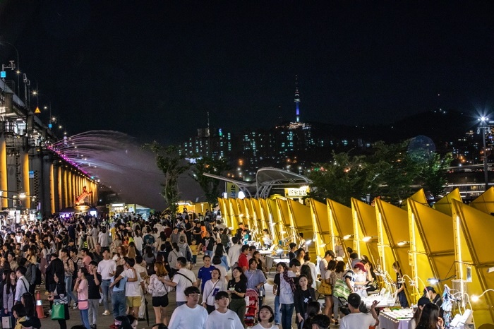 Đi chợ đêm trăng sông Hàn là hoạt động nhất định không được bỏ lỡ khi tới công viên Yeouido