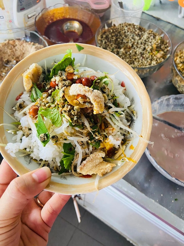 Cơm hến 17 Hàn Mặc Tử là quán cơm hến ngon ở Huế