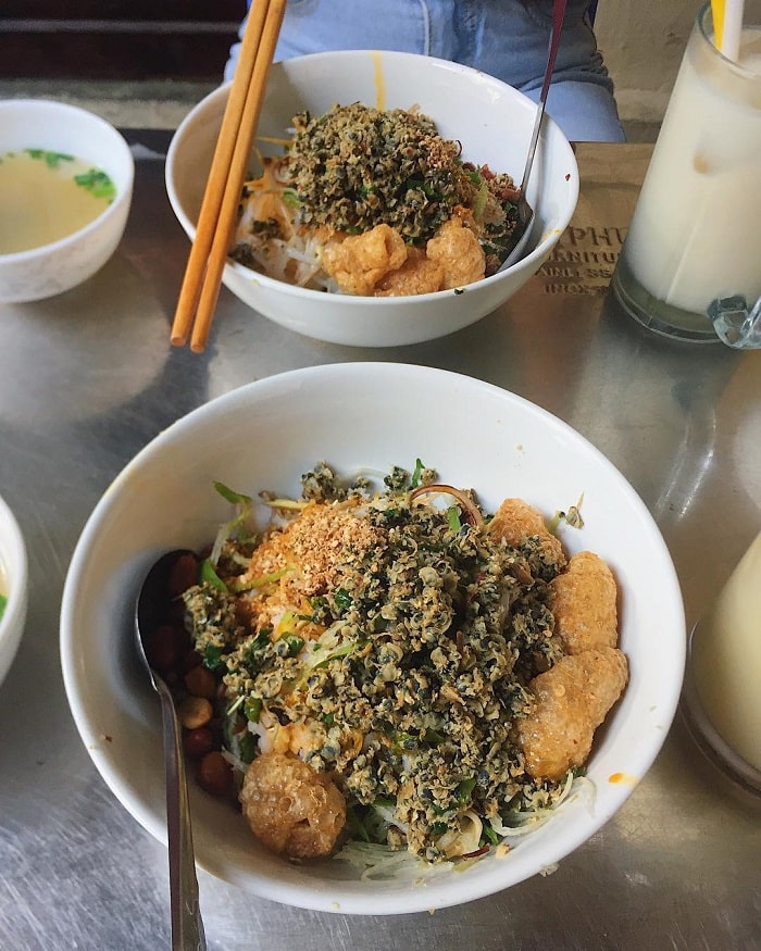 Cơm Hến Hoa Đông là quán cơm hến ngon ở Huế