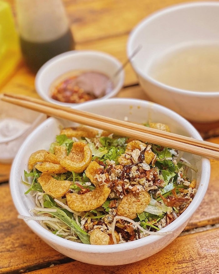 Cơm hến – Bún hến Lành là quán cơm hến ngon ở Huế