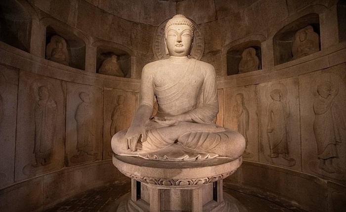 Bên trong hang Seokguram Hàn Quốc