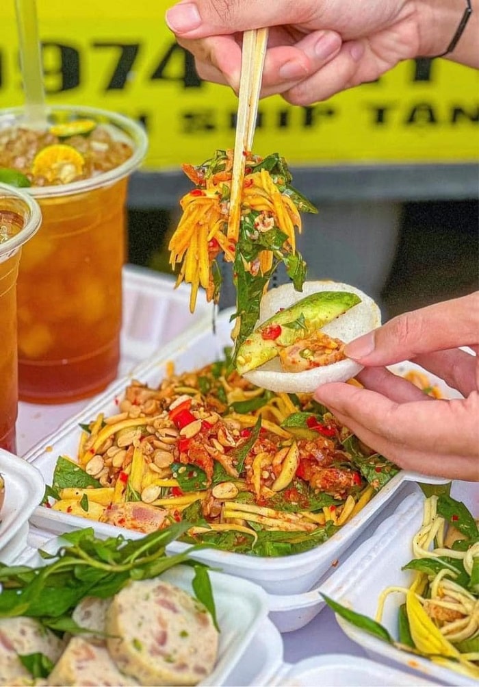 Thưởng thức hương vị tré Huế