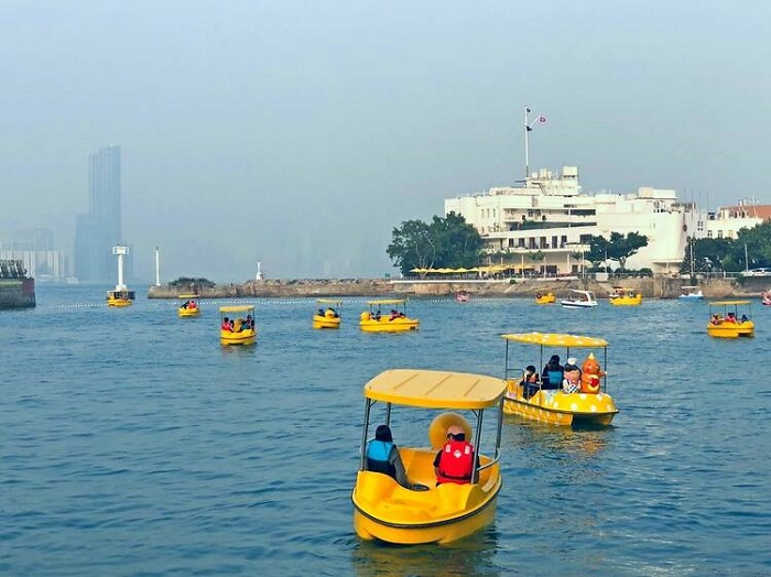 Thuê thuyền vịt là hoạt động thú vị ở phố đi dạo Wan Chai