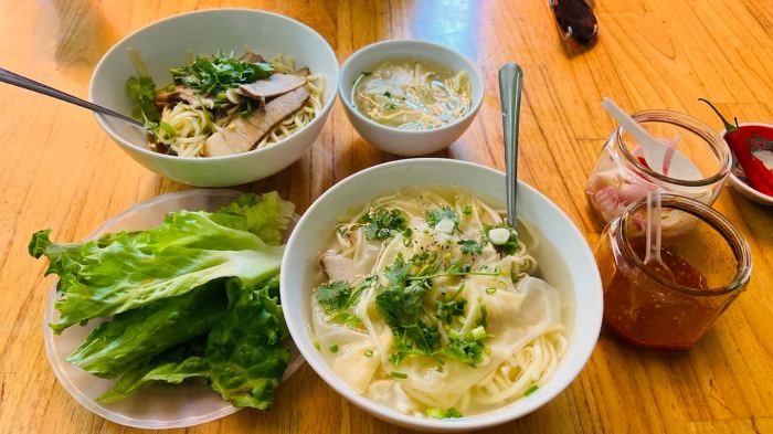 món ăn sáng ở Hội An Hoành thánh  
