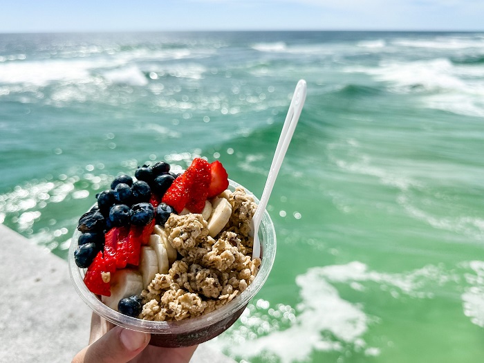 Thưởng thức một tô açaí trên bãi biển là điều nên làm khi đến đảo Ilha Grande Brazil