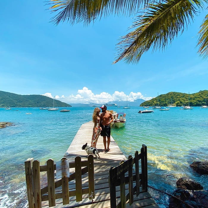 Đi bộ đến bãi biển Abraaozinho là điều nên làm khi đến đảo Ilha Grande Brazil