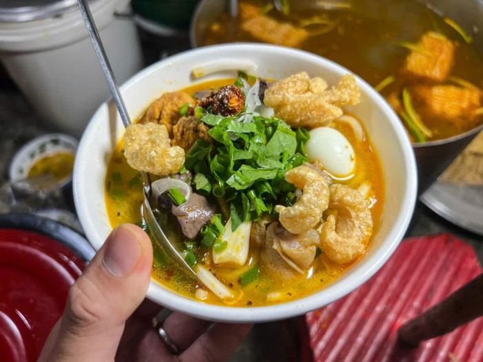 Ăn vặt đêm Huế chỗ nào ngon bánh canh Hàng Mã 