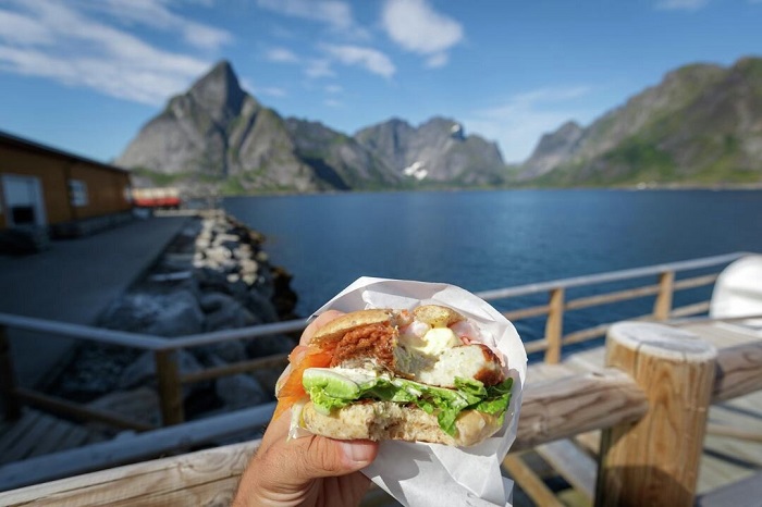 thưởng thức món bánh mì kẹp cá là điều nên làm ở làng chài Reine Na Uy 