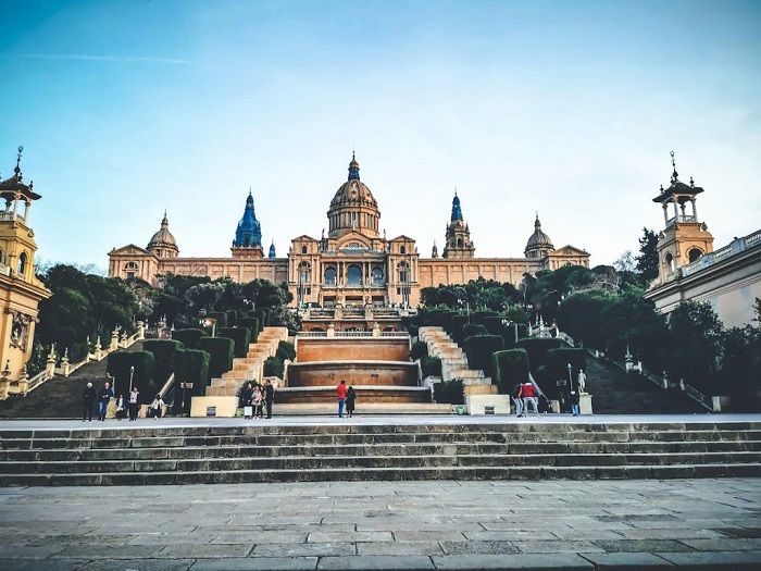 Bảo tàng Nghệ thuật Quốc gia Catalunya là điểm tham quan gần đài phun nước Montjuic