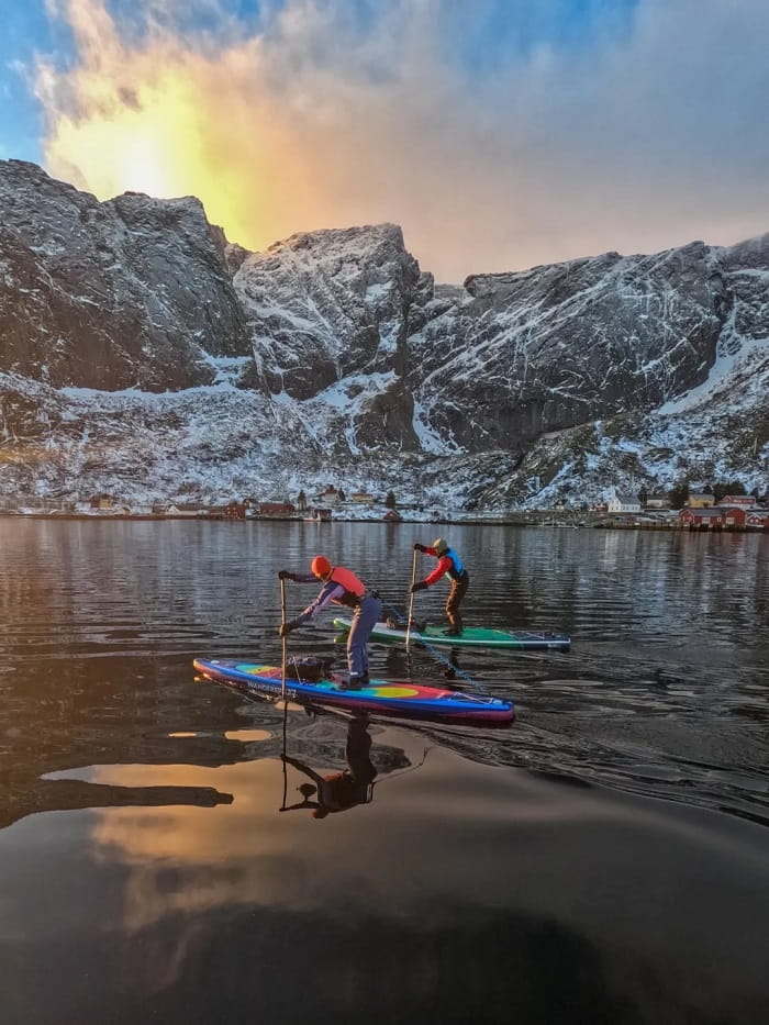 Chèo thuyền kayak là điều nên làm ở làng chài Reine Na Uy 
