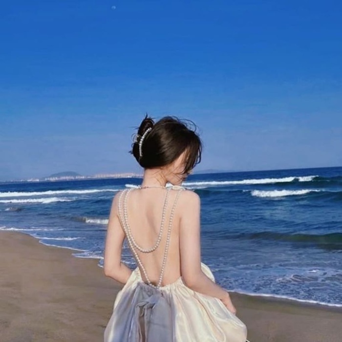 Tạo dáng khoe lưng trần, góc nghiêng thần thánh - Ảnh: Luvinus