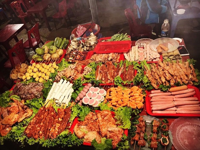 Thưởng thức ẩm thực đường phố Sapa - Ảnh: iVIVU Thưởng thức ẩm thực đường phố Sapa - Ảnh: iVIVU