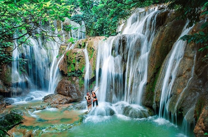 Cho dù đi Mộc Châu tự túc hay đi tour, du khách đừng bỏ lỡ tham quan thác Dải Yếm - Ảnh: Best Price