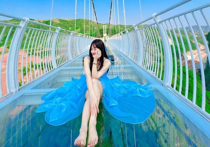 Check-in cầu kính Bạch Long - Ảnh: Luxtour