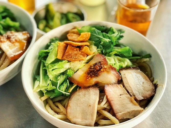 Thưởng thức ẩm thực Hội An món cao lầu - Ảnh: VinWonders