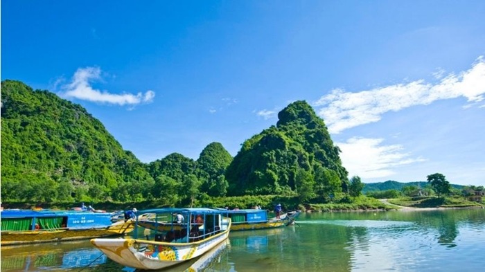 Đi thuyền dọc sông Son vào động Phong Nha - Ảnh: BestPrice