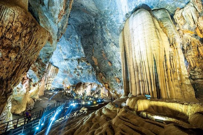 Những khối thạch nhũ bên trong động Phong Nha - Ảnh: Báo Đầu Tư