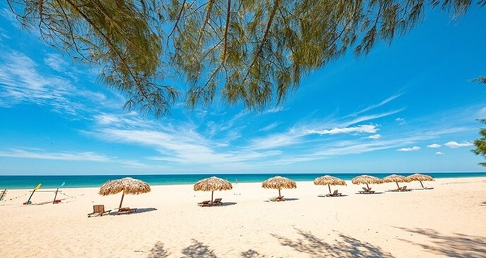 Biển Nhật Lệ sở hữu bờ cát trắng mịn - Ảnh: New Tour
