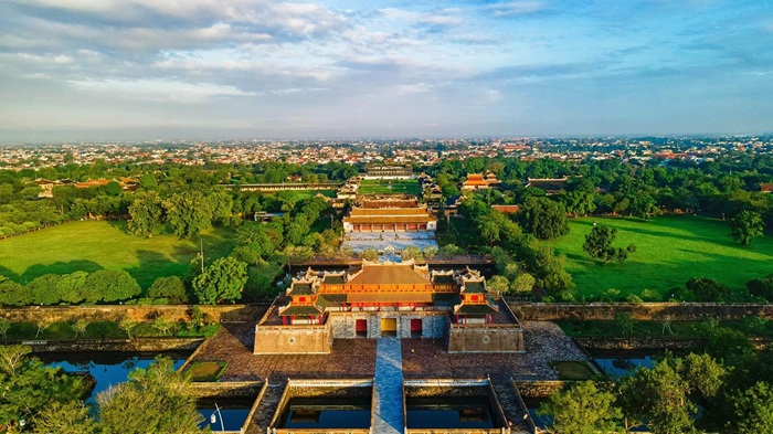Đại Nội Huế là điểm du lịch miền Trung cho người lớn tuổi với nhiều kiến thức lịch sử hấp dẫn - Ảnh: Internet