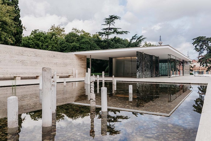 Gian trưng bày của Mies van der Rohe là điểm tham quan gần đài phun nước Montjuic