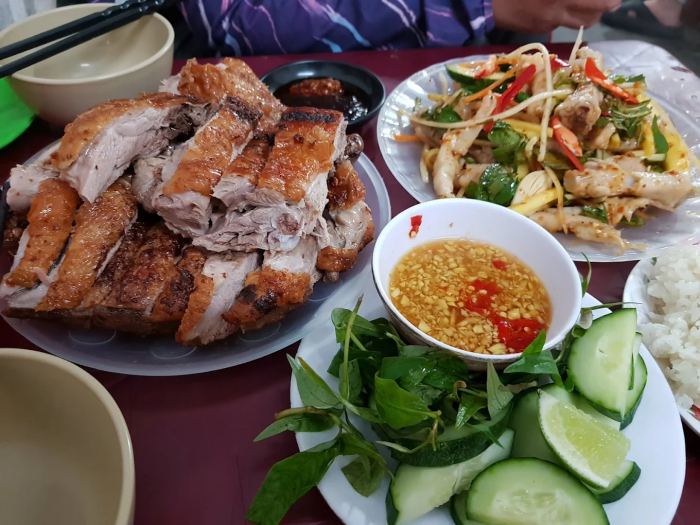 Ăn vặt đêm Huế chỗ nào ngon Chân gà & Vịt quay Hương Mạnh