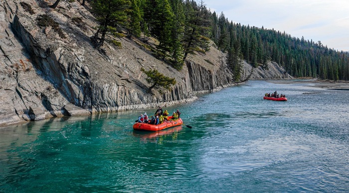 Chèo thuyền vượt thác là điều nên làm và xem ở vườn quốc gia Jasper Canada