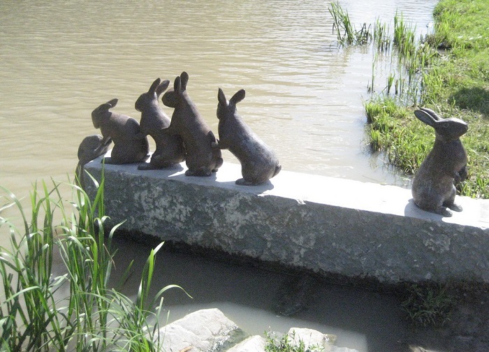 Xem tác phẩm Rabbit Crossing là hoạt động thú vị dọc kênh đào Gota