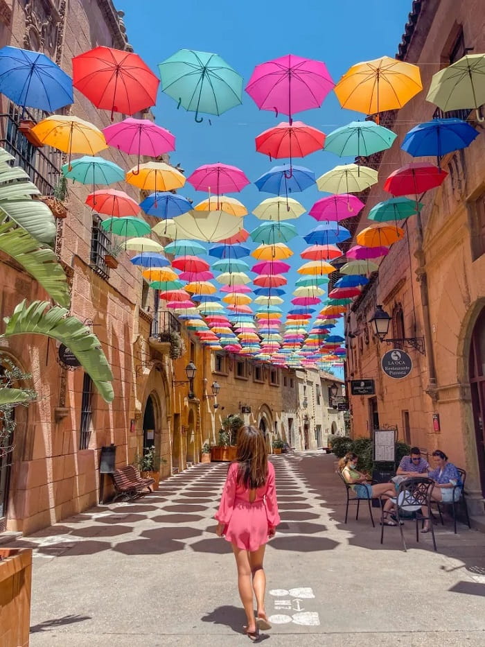 Làng Tây Ban Nha là điểm tham quan gần đài phun nước Montjuic