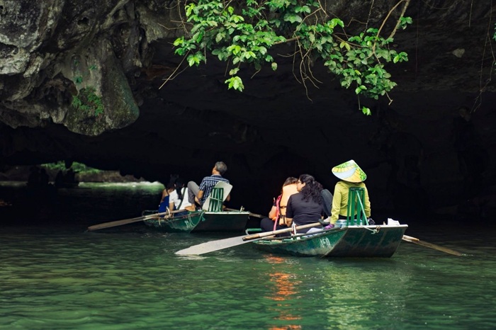 Nên đi Tràng An hay Tam Cốc? Khám phá hang trong hành trình đi thuyền Tam Cốc - Ảnh: Sovaba Travel