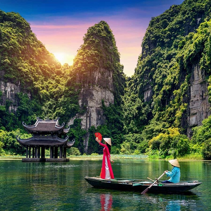 Dòng nước trong xanh ở Tràng An hòa quyện với núi non hùng vĩ - Ảnh: Khu du lịch Bửu Long