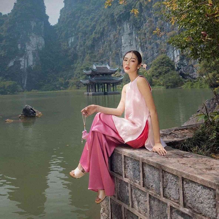 Nên đi Tràng An hay Tam Cốc? Hành trình dừng ở các đền để du khách tham quan và chụp ảnh - Ảnh: VN Pay