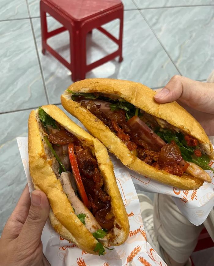 Ăn vặt đêm Huế chỗ nào ngon Bánh mì Trường Tiền O Tho