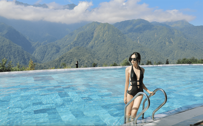 Bể bơi vô cực ngoài trời tại resort đẹp ở Sapa - Ảnh: Nam A Travel