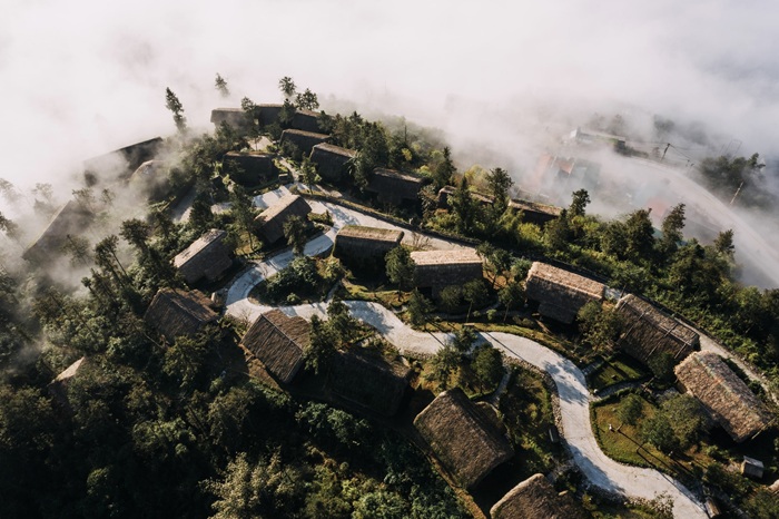 Sapa Jade Hill Resort & Spa ẩn mình trong sương sớm - Ảnh: Sapa Jade Hill Resort & Spa