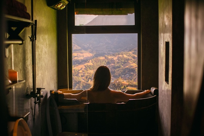 Du khách trải nghiệm các liệu pháp chăm sóc sức khỏe tại resort đẹp ở Sapa - Ảnh: Sapa Jade Hill Resort & Spa