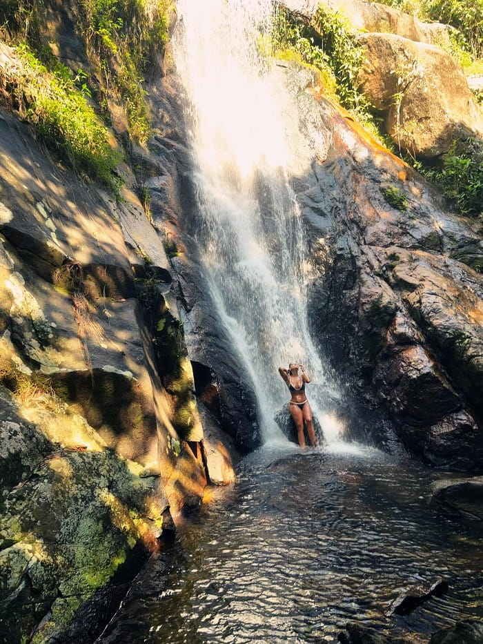 Đi bộ đến thác Cachoeira da Feiticeira là điều nên làm khi đến đảo Ilha Grande Brazil