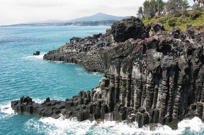 Khe nứt núi lửa Jusangjeolli Cliff là điểm tham quan gần công viên bách thảo Hallim 