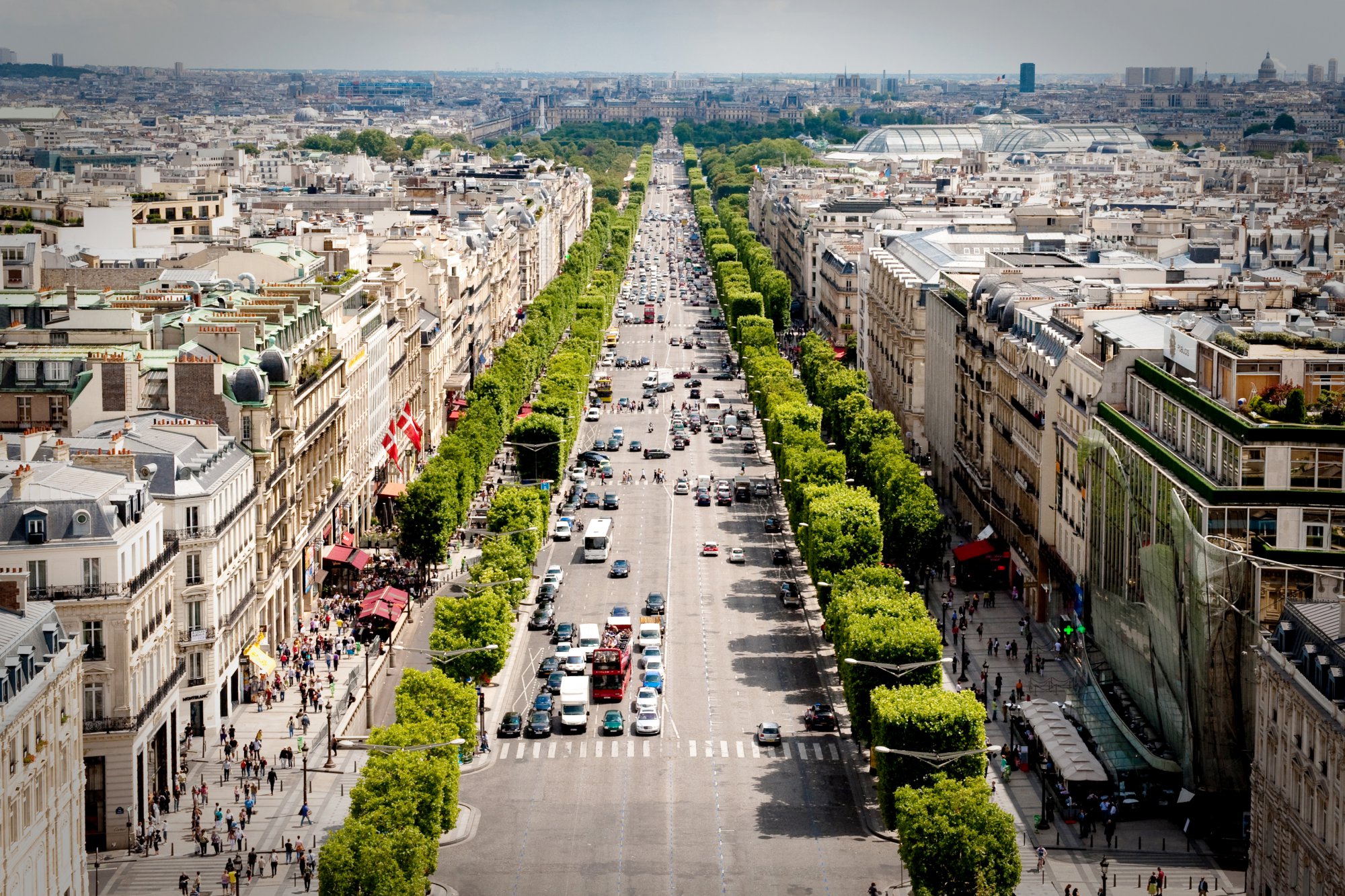 Bật mí những điều thú vị về đại lộ Ánh sáng Champs-Élysées!