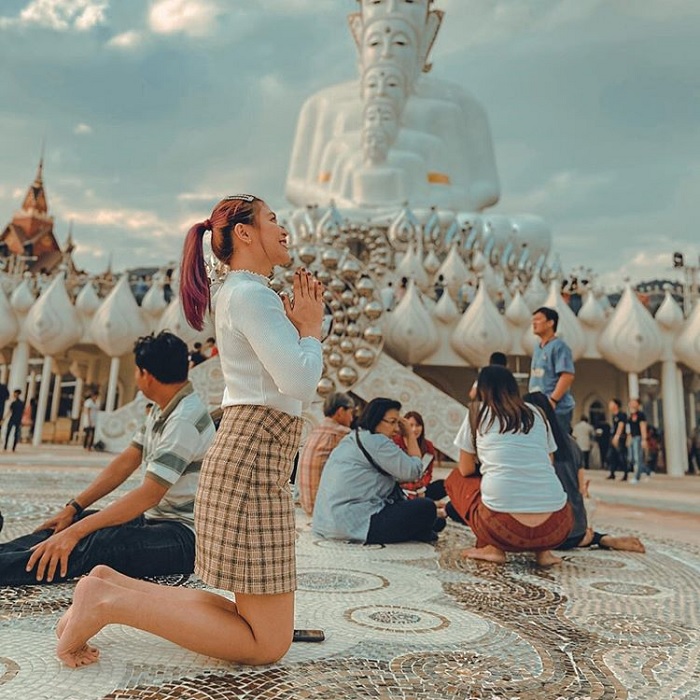 Cầu nguyện tại đền Wat Pha Sorn Kaew 