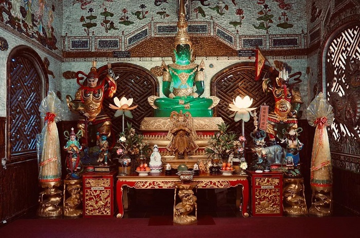 chùa Linh Phước Đà Lạt - bàn thờ Phật