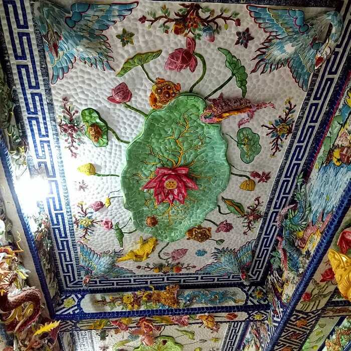chùa Linh Phước Đà Lạt - hoa văn bông sen