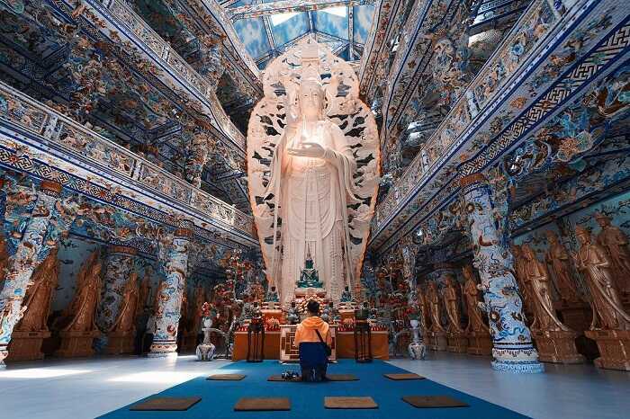 chùa Linh Phước Đà Lạt - tượng Quan Âm bằng bê tông
