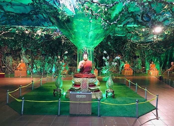 Linh Phuoc Pagoda Dalat - wax statue area