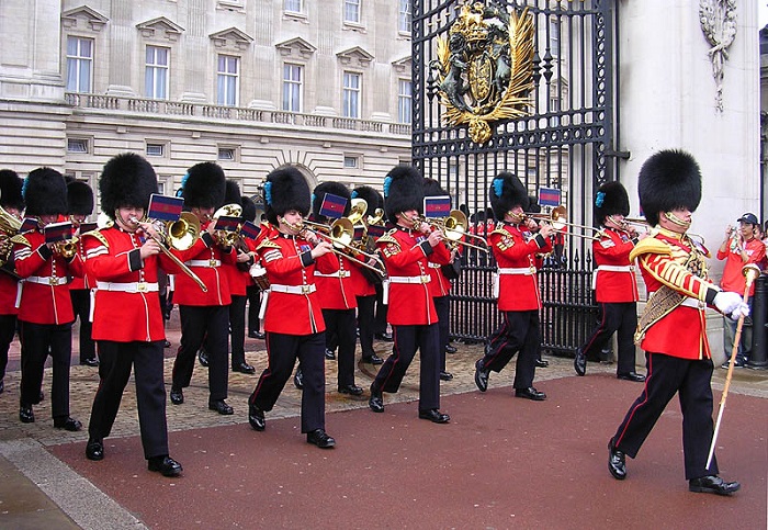 Cung điện Buckingham - diễu hành ở cung điện