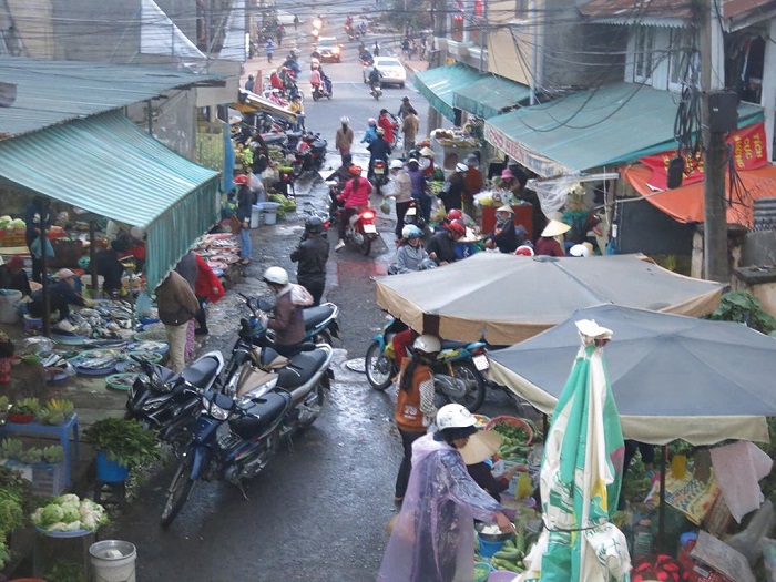 characteristic of Da Lat people - they prefer to go to the market over supermarkets