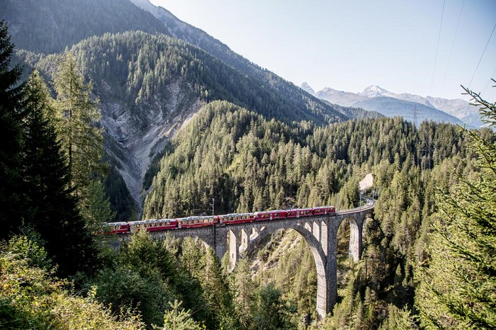 Cầu cạn trên tuyến Rhaetian Bernina Express - tuyến đường sắt đẹp nhất Thụy Sĩ