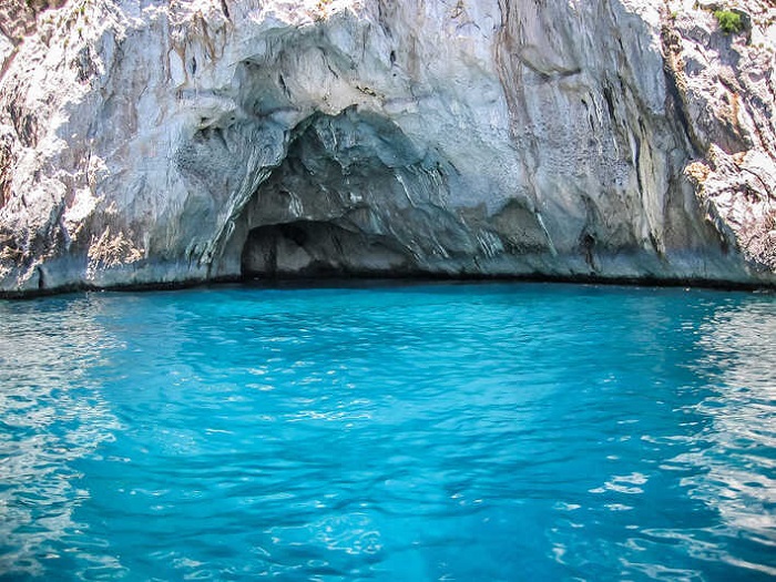 Tham quan hang động xanh ở nước Ý
