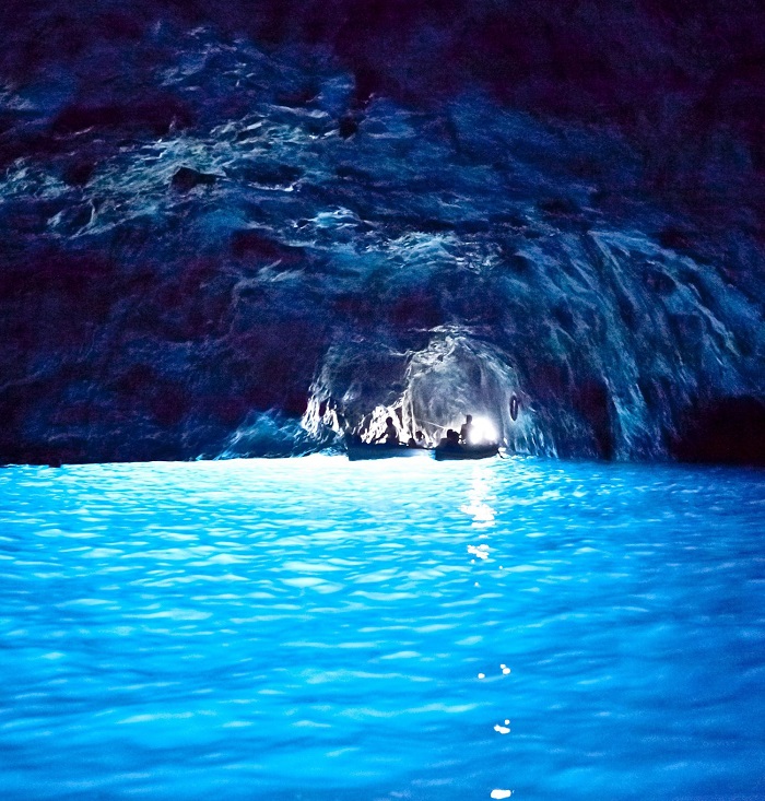 Tham quan hang động xanh ở nước Ý