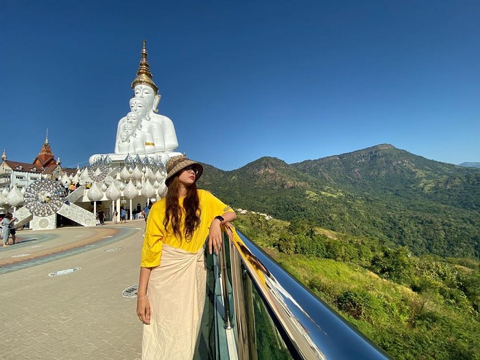 Tận hưởng khung cảnh của đền Wat Pha Sorn Kaew