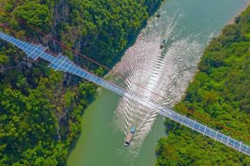 Chiêm ngưỡng cây cầu kính dài nhất thế giới tại Trung Quốc